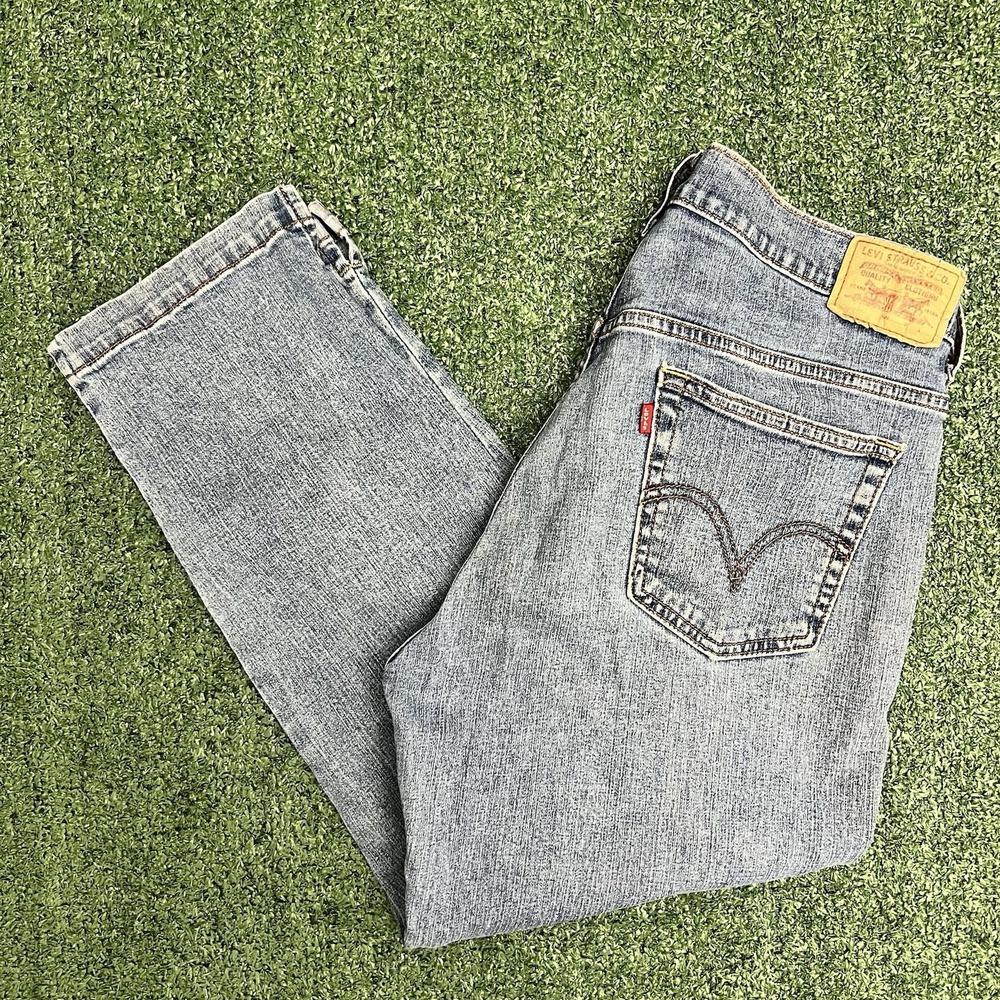 Y2K Levi's 2004 Women's Slim Fit Capri Jeans Blue Medium Wash Denim Size 12